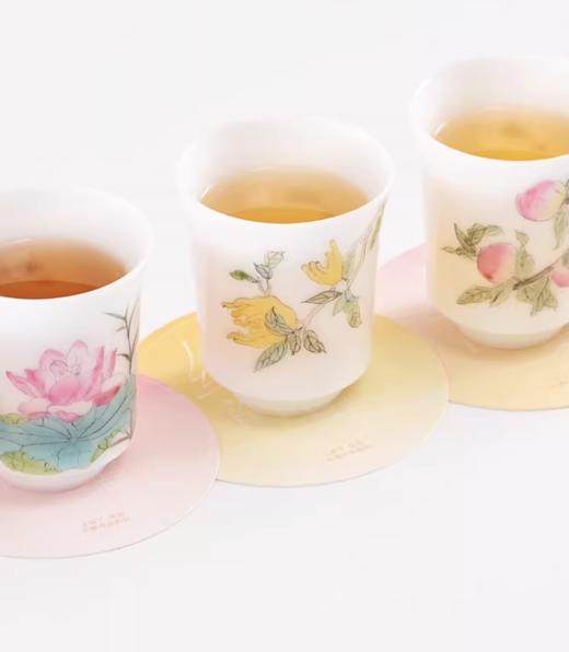 上新了故宫「绘韵雅集」手绘玉瓷茶杯 | 以稀世冰种玉瓷为胎，取故宫千年藏品为灵感，再由匠人一笔一划手绘而成 商品图1