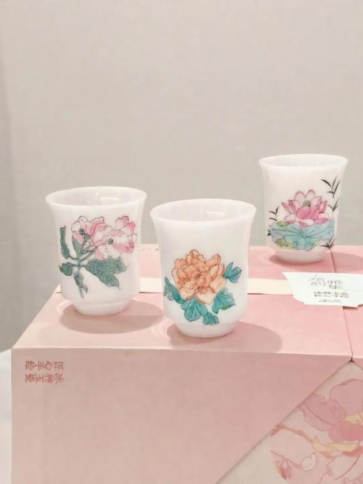 上新了故宫「绘韵雅集」手绘玉瓷茶杯 | 以稀世冰种玉瓷为胎，取故宫千年藏品为灵感，再由匠人一笔一划手绘而成 商品图2