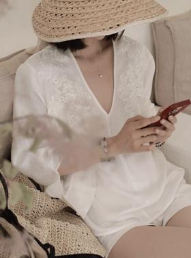 高奢秀场款！💥【苎麻质感重工钉珠衬衣】🌟软中带“糯”！法式老钱风轻松get~ 👏#V领上衣#老钱穿搭#重工刺绣#蕾丝上衣#知性穿搭#亚麻衬衫💪