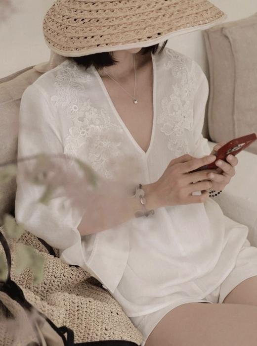 高奢秀场款！💥【苎麻质感重工钉珠衬衣】🌟软中带“糯”！法式老钱风轻松get~ 👏#V领上衣#老钱穿搭#重工刺绣#蕾丝上衣#知性穿搭#亚麻衬衫💪 商品图0