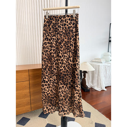 上行之美 90年代经典时髦豹纹 桑蚕丝混纺豹纹半裙 隐形橡筋腰头斜裁微A版型长半裙 梨形福音半裙 商品图5