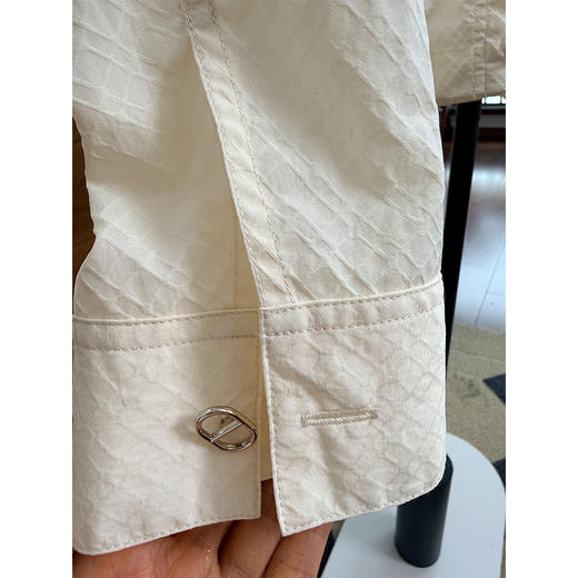 不露声色 大牌感轻薄提花小外套 经典“猪鼻扣”对标专柜四位数以上的质感 春夏抗皱防风防晒小外套 商品图8