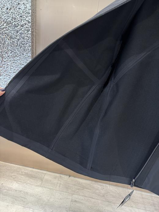 经典的全能型技术软壳，主打耐磨 + 高弹 + 透气，轻量防泼溅，是户外与城市机能风兼顾的一件万能外套 商品图13