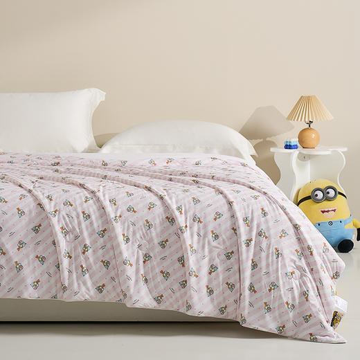 小黄人可水洗双面凉感夏被，凉感面料舒适透气凉爽 ，德国进口高蓬松超细旦纤维，轻盈无压，工学曲线设计，贴合头颈，舒适放松，慢回弹舒压，贴合颈部曲线 商品图6