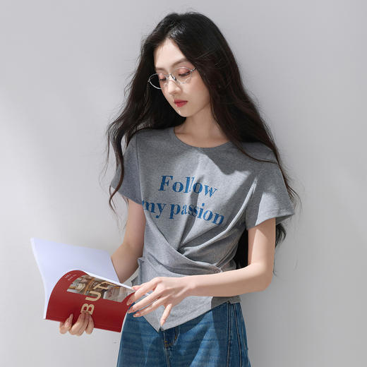 三彩2026夏季新款设计感收腰上衣短款字母印花T恤圆领短袖M 商品图1