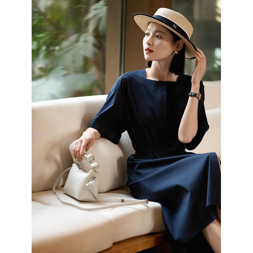 【特妮娜 时光从容藏蓝气质裙】收腰显瘦 遮肉藏肉 梨形身材友好 开叉设计修饰腿型  轻奢质感 通勤百搭 不易皱 透气不闷汗 商品图3