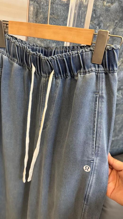 F040933春夏季新款宽松软糯丝滑透气凉感百搭天丝牛仔直筒阔腿裤 商品图5