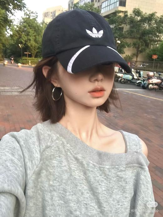 一店d 𝐀𝐝𝐢𝐝𝐚𝐬独原版棒球帽‼️‼️
独家代工 目前很🔥的一款ad
很有巴黎某世家的味道 和以往所有的棒球帽都不一样 戴上头的那一刻真的很让人上头 感觉瞬间掌控了时尚界的命脉 商品图1