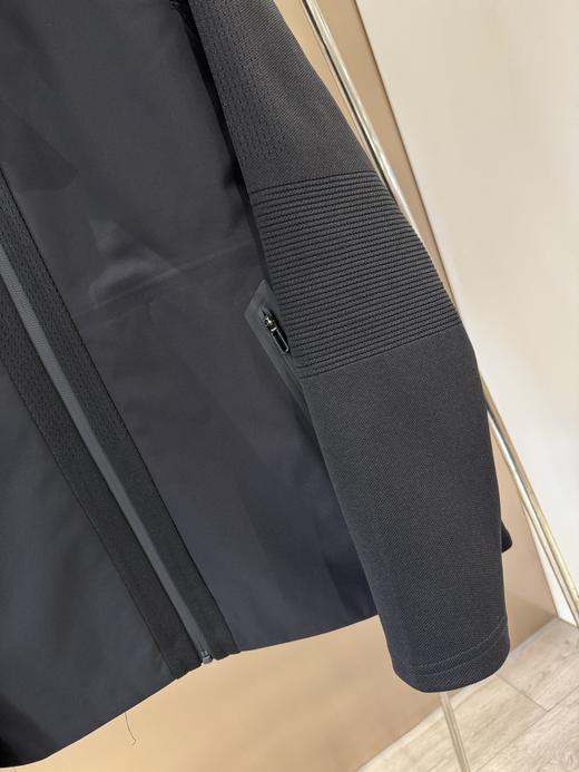 经典的全能型技术软壳，主打耐磨 + 高弹 + 透气，轻量防泼溅，是户外与城市机能风兼顾的一件万能外套 商品图9