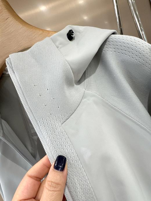 经典的全能型技术软壳，主打耐磨 + 高弹 + 透气，轻量防泼溅，是户外与城市机能风兼顾的一件万能外套 商品图4