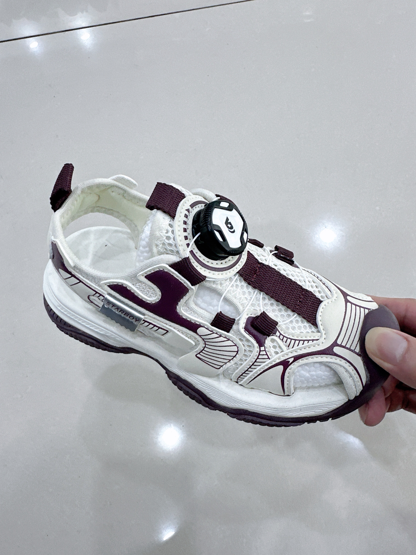 小灰熊 H801 包头凉鞋  32-37 纽扣