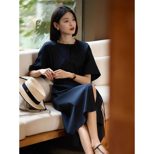 【特妮娜 时光从容藏蓝气质裙】收腰显瘦 遮肉藏肉 梨形身材友好 开叉设计修饰腿型  轻奢质感 通勤百搭 不易皱 透气不闷汗 商品图2