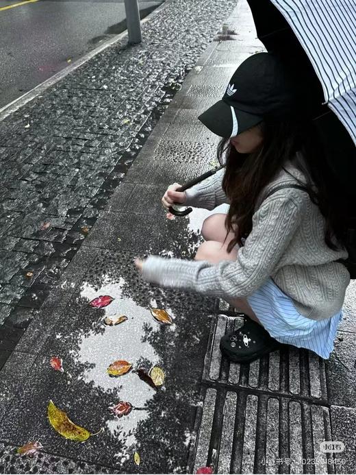 一店d 𝐀𝐝𝐢𝐝𝐚𝐬独原版棒球帽‼️‼️
独家代工 目前很🔥的一款ad
很有巴黎某世家的味道 和以往所有的棒球帽都不一样 戴上头的那一刻真的很让人上头 感觉瞬间掌控了时尚界的命脉 商品图12