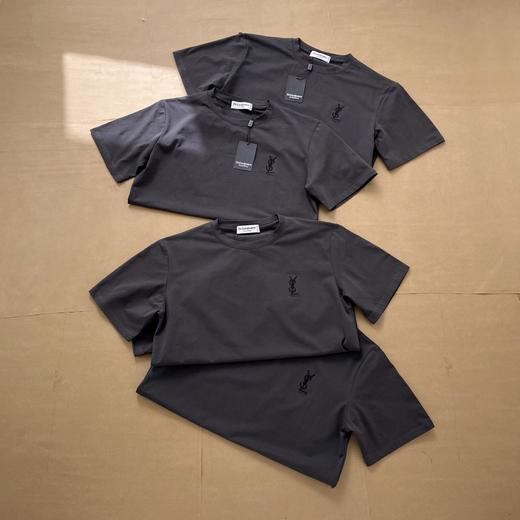 YSL圣罗兰限定款情侣短袖T恤 高定莫兰迪灰色！ 日本进口的客供面料，客供200g高支数细针织法纯棉材质。整件触感细腻，亲肤吸湿。 商品图0