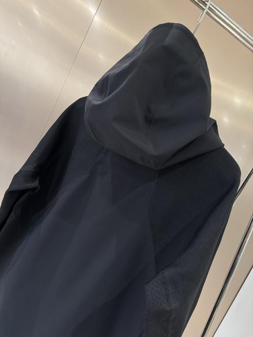 经典的全能型技术软壳，主打耐磨 + 高弹 + 透气，轻量防泼溅，是户外与城市机能风兼顾的一件万能外套 商品图6