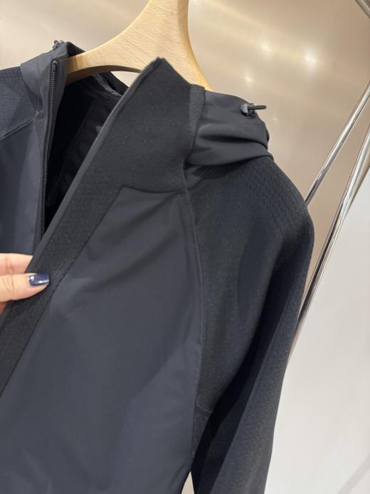 经典的全能型技术软壳，主打耐磨 + 高弹 + 透气，轻量防泼溅，是户外与城市机能风兼顾的一件万能外套 商品图1