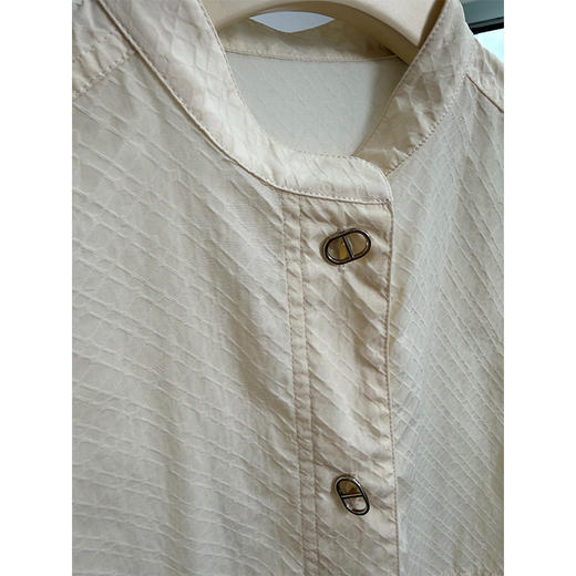 不露声色 大牌感轻薄提花小外套 经典“猪鼻扣”对标专柜四位数以上的质感 春夏抗皱防风防晒小外套 商品图6