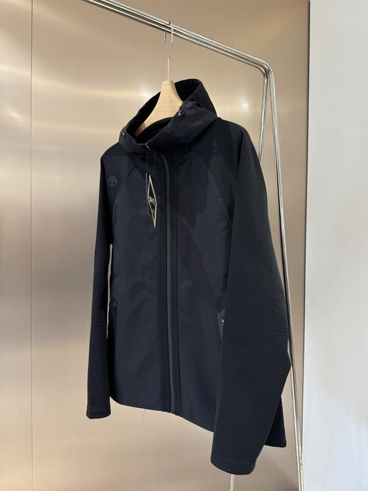 经典的全能型技术软壳，主打耐磨 + 高弹 + 透气，轻量防泼溅，是户外与城市机能风兼顾的一件万能外套 商品图10