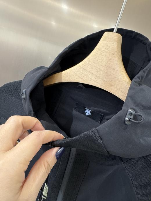 经典的全能型技术软壳，主打耐磨 + 高弹 + 透气，轻量防泼溅，是户外与城市机能风兼顾的一件万能外套 商品图2