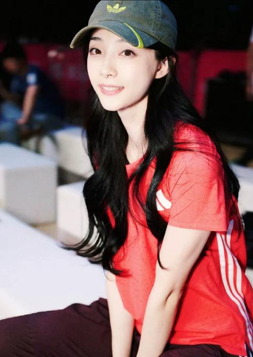 一店d 𝐀𝐝𝐢𝐝𝐚𝐬独原版棒球帽‼️‼️
独家代工 目前很🔥的一款ad
很有巴黎某世家的味道 和以往所有的棒球帽都不一样 戴上头的那一刻真的很让人上头 感觉瞬间掌控了时尚界的命脉 商品图4