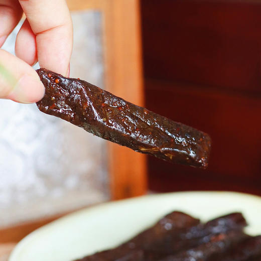 【正宗内蒙古 七分干风干牛肉干 追剧逛街露营聚会小零食】更易咬得动 精选草原黄牛后腿鲜肉制作   手撕着吃更有味 商品图5