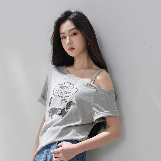 三彩2026夏季新款设计感不对称露肩上衣T恤腊肠狗印花宽松M 商品图2