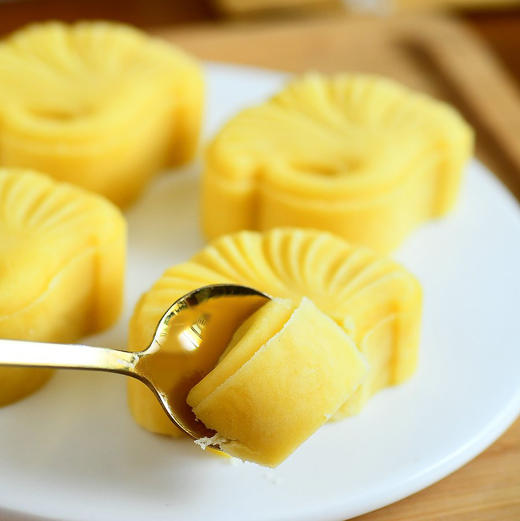 【绿豆冰糕】 黄油绿豆糕 余味悠长每一口都非常松软、粉糯、细腻， 入口轻抿即化，奶香浓郁带着绿豆本香  200g/盒 （25g*8只 ） 商品图2