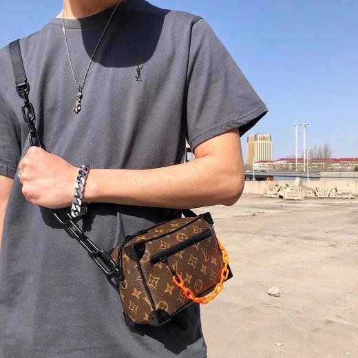 YSL圣罗兰限定款情侣短袖T恤 高定莫兰迪灰色！ 日本进口的客供面料，客供200g高支数细针织法纯棉材质。整件触感细腻，亲肤吸湿。 商品图7