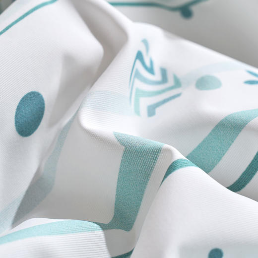 小黄人可水洗双面凉感夏被，凉感面料舒适透气凉爽 ，德国进口高蓬松超细旦纤维，轻盈无压，工学曲线设计，贴合头颈，舒适放松，慢回弹舒压，贴合颈部曲线 商品图8