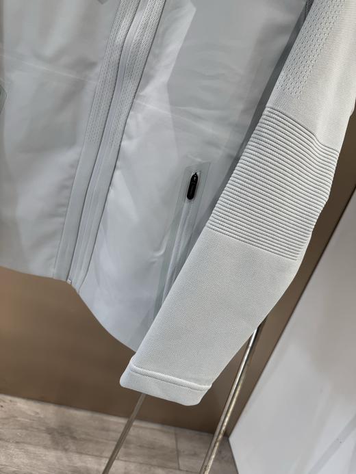 经典的全能型技术软壳，主打耐磨 + 高弹 + 透气，轻量防泼溅，是户外与城市机能风兼顾的一件万能外套 商品图12