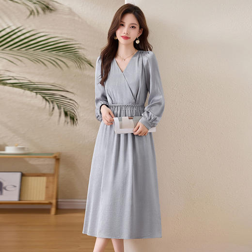 「自」全新升级【铂金会员330/天猫439/差价109】(01540)洛诗琳气质V领钉珠连衣裙女2026新款高级感温柔风收腰长裙 商品图2