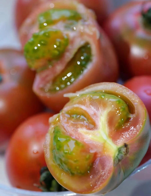 铁皮草莓番茄🍅
底部呈绿色，果面青红相间，肉厚味甜，肉质脆爽，酸度和糖度都非常高，口味非常出众。。。小时候哒味道！ 商品图6