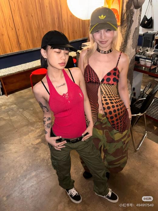 一店d 𝐀𝐝𝐢𝐝𝐚𝐬独原版棒球帽‼️‼️
独家代工 目前很🔥的一款ad
很有巴黎某世家的味道 和以往所有的棒球帽都不一样 戴上头的那一刻真的很让人上头 感觉瞬间掌控了时尚界的命脉 商品图8