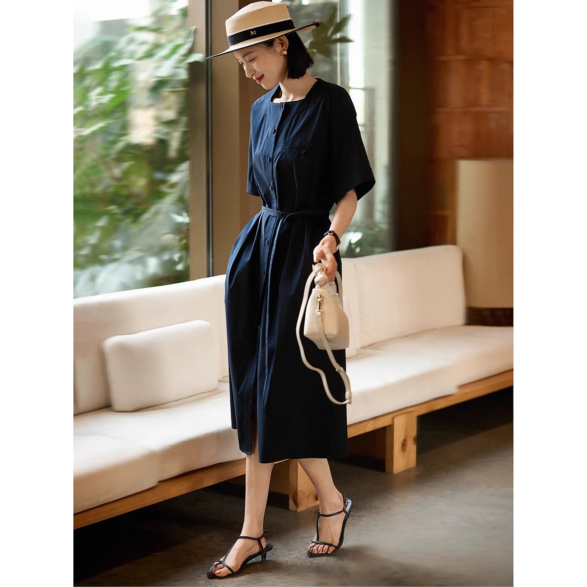 【夏季战袍 显瘦连衣裙 特妮娜 时光从容藏蓝气质裙】收腰显瘦 遮肉藏肉 梨形身材友好 开叉设计修饰腿型  轻奢质感 通勤百搭 不易皱 透气不闷汗