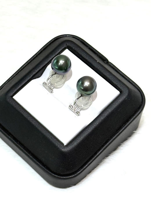 【日本溯源之旅】classic18k金近正圆孔雀绿珍珠耳夹（展会产品拍下后不支持7天无理由退换货） 商品图0