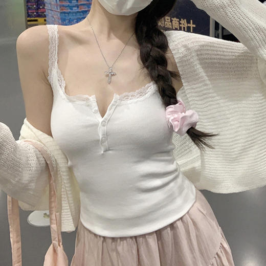 【纯欲风拉满❗️蕾丝边V领吊带】奶白色调温柔又百搭，蕾丝花边 + 半开纽扣设计，小性感又不暴露，坑条面料弹力舒适，修身版型超显瘦，背心女夏外穿无袖上衣性感时尚抹胸高级感QQ 商品图1