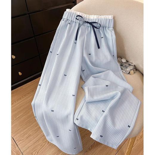 【百搭休闲！舒适亲肤】浅蓝色条纹蝴蝶结印花新上款早春季休闲百搭阔腿裤女高腰长裤。xb 商品图0