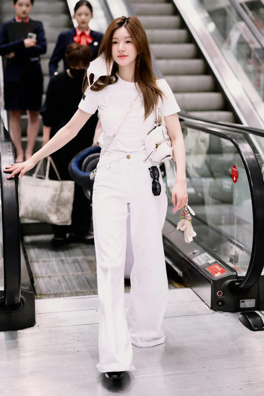 专柜实拍【露丝同款】拉夏贝尔/La Chapelle质感牛仔！复古单扣口袋后撞色标直筒阔腿白色净版牛仔裤 商品图1