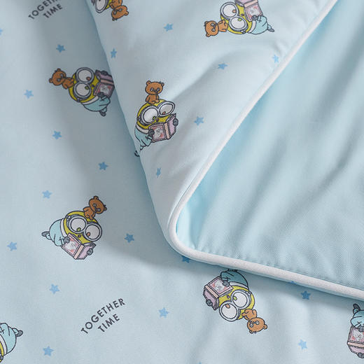 小黄人可水洗双面凉感夏被，凉感面料舒适透气凉爽 ，德国进口高蓬松超细旦纤维，轻盈无压，工学曲线设计，贴合头颈，舒适放松，慢回弹舒压，贴合颈部曲线 商品图1