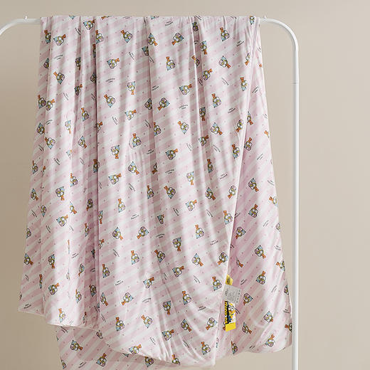 小黄人可水洗双面凉感夏被，凉感面料舒适透气凉爽 ，德国进口高蓬松超细旦纤维，轻盈无压，工学曲线设计，贴合头颈，舒适放松，慢回弹舒压，贴合颈部曲线 商品图5