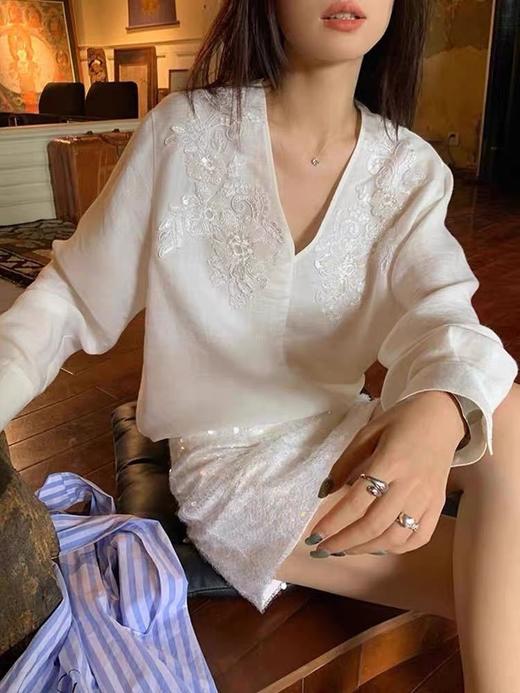 高奢秀场款！💥【苎麻质感重工钉珠衬衣】🌟软中带“糯”！法式老钱风轻松get~ 👏#V领上衣#老钱穿搭#重工刺绣#蕾丝上衣#知性穿搭#亚麻衬衫💪 商品图1