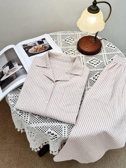 玛万生活100% 棉粉雾细川家居服｜松弛感宅家美学 软到骨子里的高级，一套承包四季温柔‼️优质全棉面料，上手柔滑得像一匹流淌的缎子，从手臂滑落都挂不住身~ 吊牌价 💰519 开团仅 💰99 商品图5