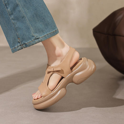 【预售5天】轻便舒适厚底露趾凉鞋真皮软羊皮后拌带女鞋粗高跟减龄沙滩鞋CFE&C6629 商品图3