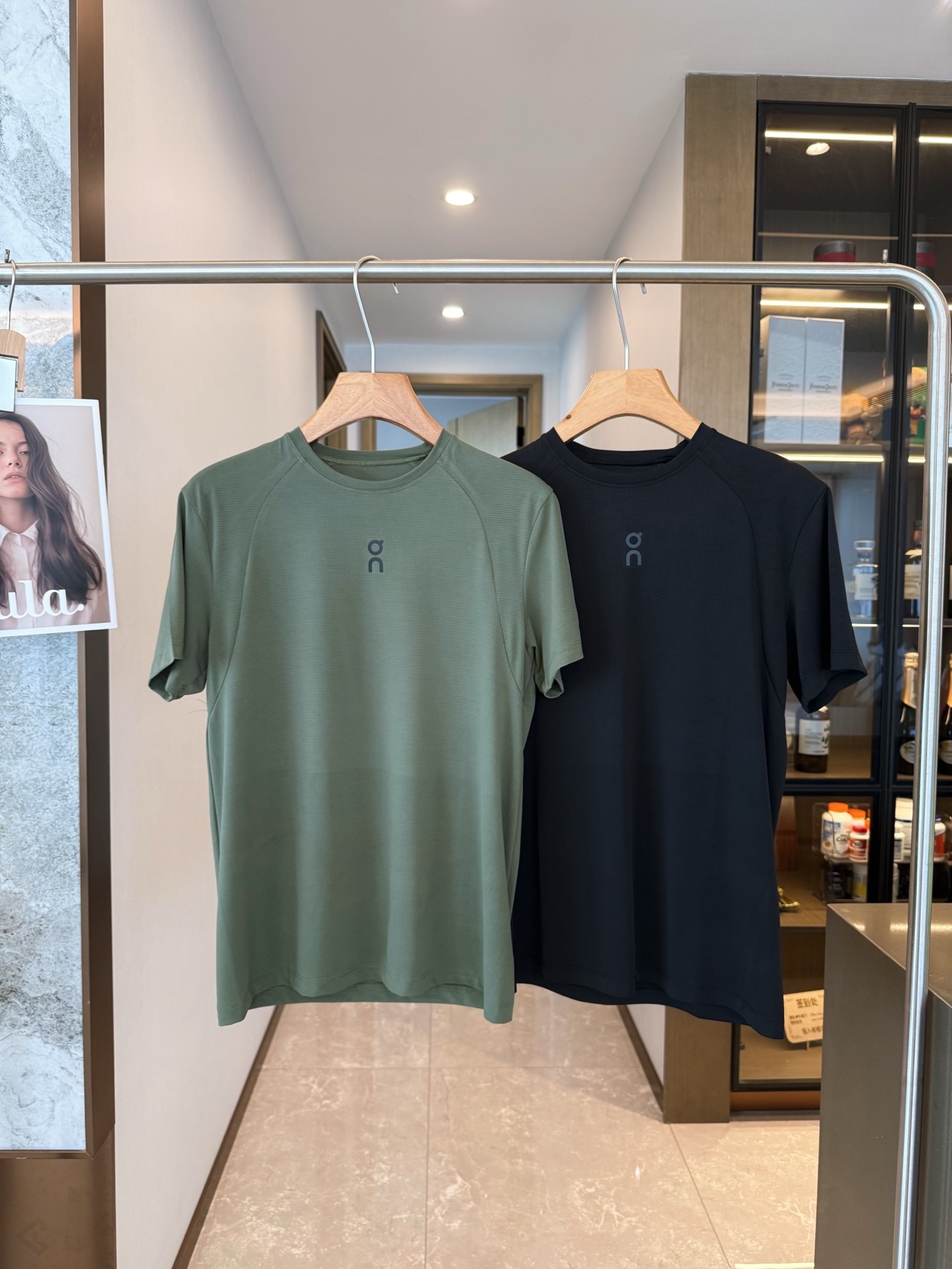 点此购买 On昂跑Trek夏季男士训练款运动短袖T恤 bk 344747