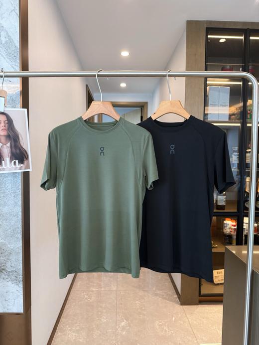 点此购买 On昂跑Trek夏季男士训练款运动短袖T恤 bk 344747 商品图0
