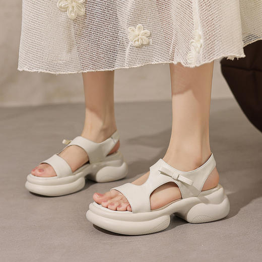 【预售5天】轻便舒适厚底露趾凉鞋真皮软羊皮后拌带女鞋粗高跟减龄沙滩鞋CFE&C6629 商品图2