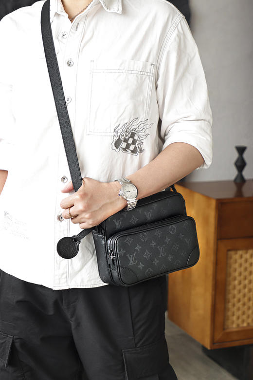 驴家 Nil斜挎包邮差包午夜黑是男士通勤包 商品图7