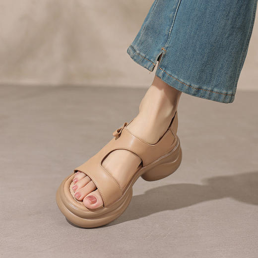 【预售5天】轻便舒适厚底露趾凉鞋真皮软羊皮后拌带女鞋粗高跟减龄沙滩鞋CFE&C6629 商品图1