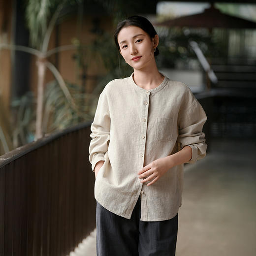 【春夏女装丨女款棉麻服饰系列】面料舒适干爽不易粘身，款式设计兼具休闲感与轻复古风，上身简洁利落，轻松打造慵懒文艺范 商品图4