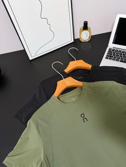 点此购买 On昂跑Trek夏季男士训练款运动短袖T恤 bk 344747 商品图7